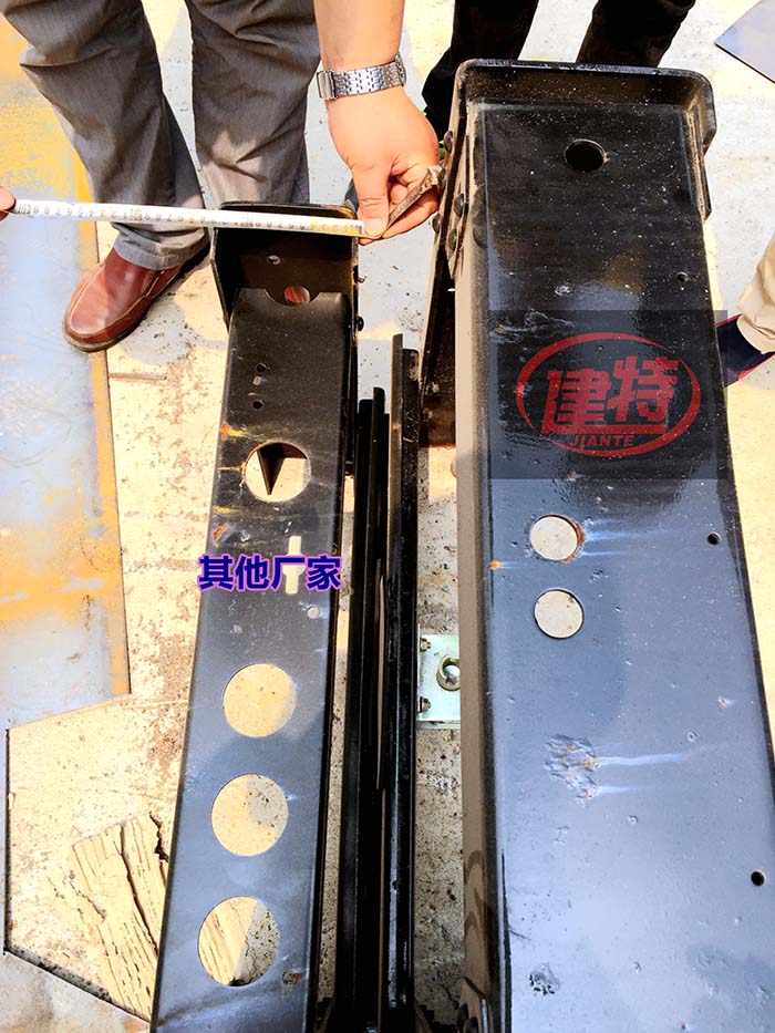 車載式噴漿車 一拖二雙料斗 底盤(pán)對(duì)比.jpg